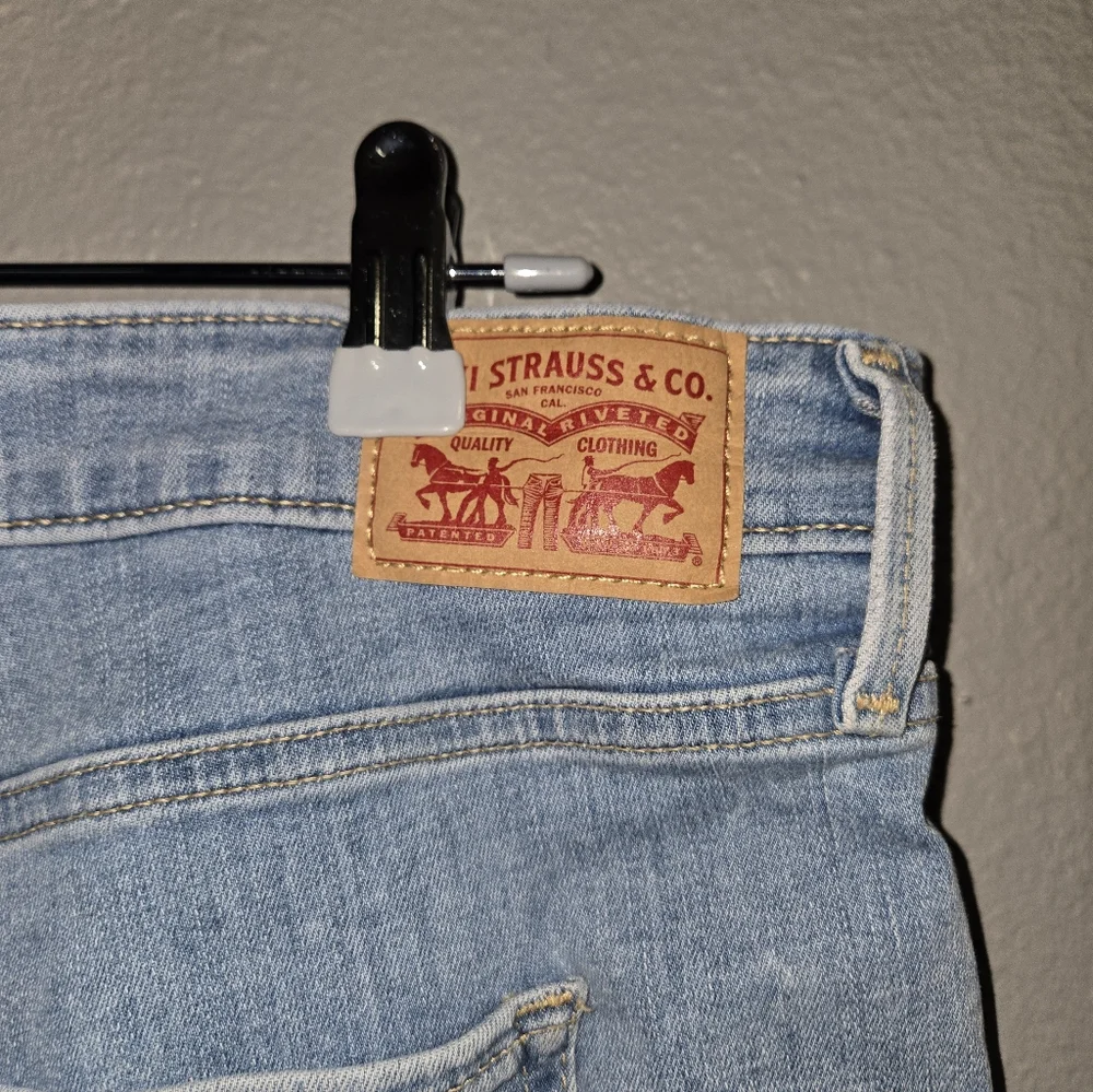 Levis Classic Mid Rise Skinny Lightwash Buttonfly Jeans Size 16